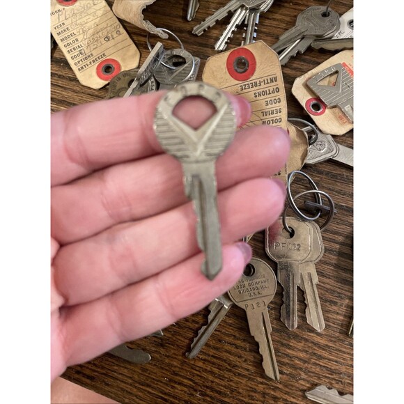 Lot of Old Keys Original Vintage Car Dealership Gas Locks Misc Ford Mercury - Picture 10 of 14